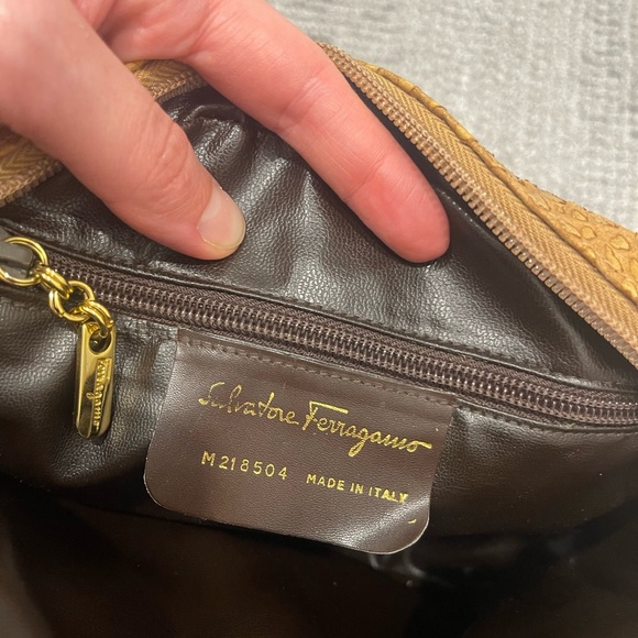 Salvatore Ferragamo Vintage Tan Snake Embossed Leather Round Crossbody Bag Italy - Picture 7 of 15